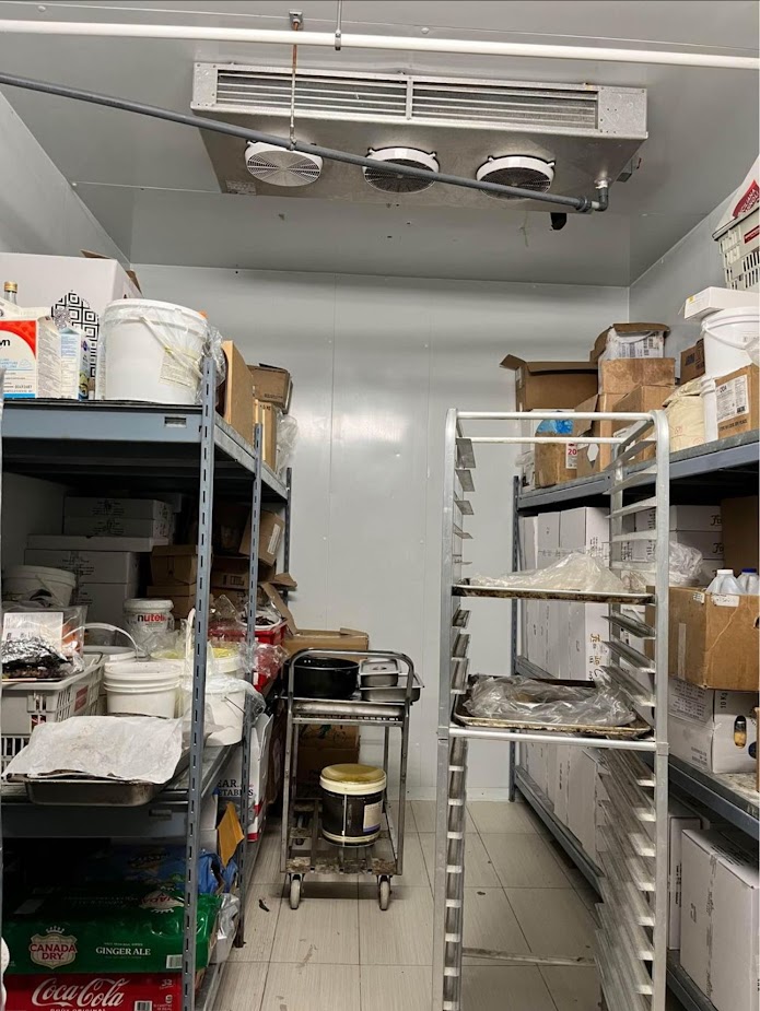 Walk-in cooler with a ceiling-mounted evaporator unit