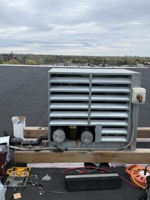 Commercial rooftop condensing unit with service tools and hoses