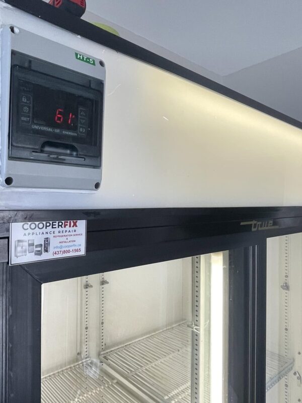 Commercial refrigerator display cabinet with temperature controller