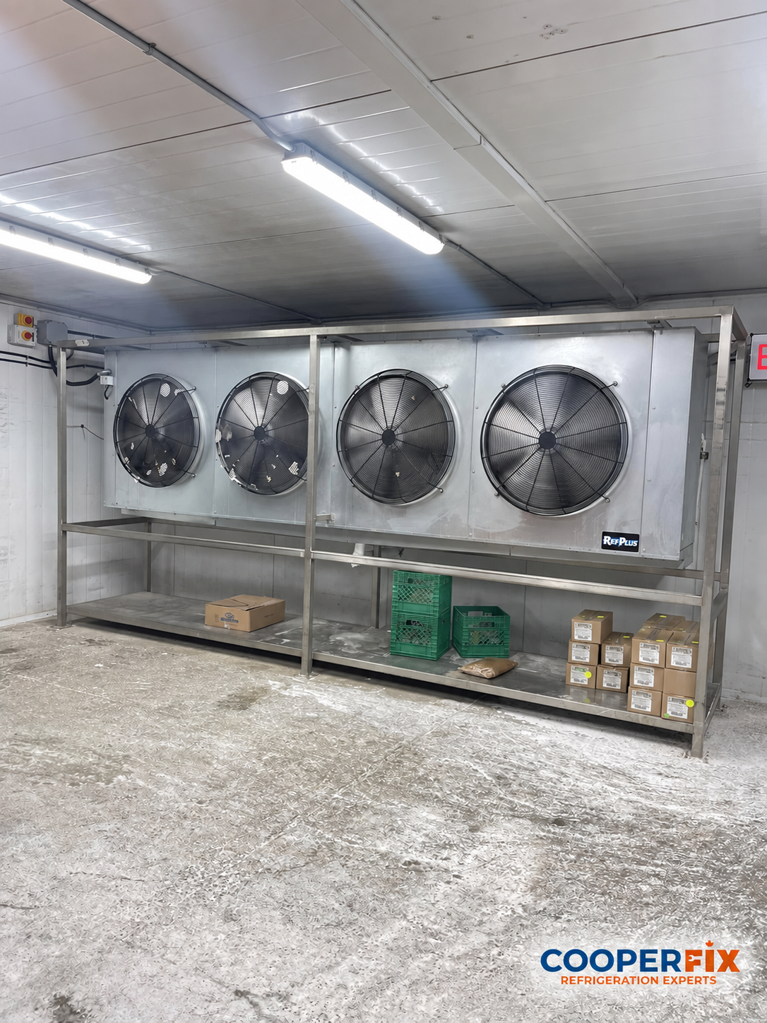 Four-fan refrigeration evaporator in a storage room