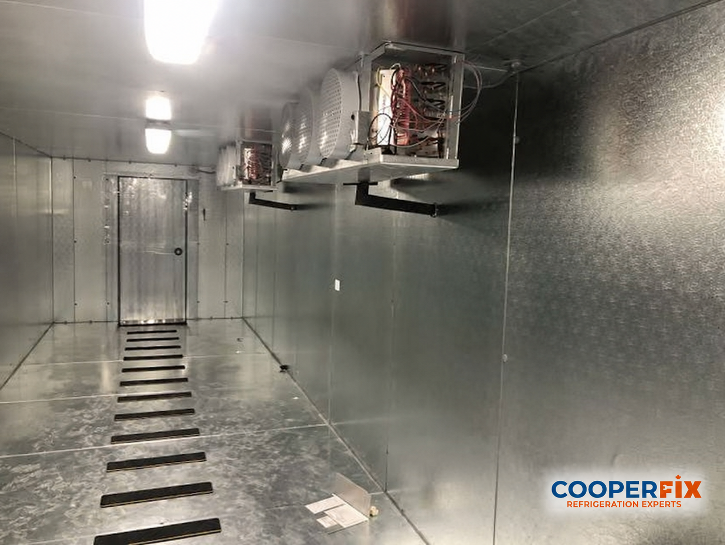 Refrigeration evaporators with accessible side compartments in a storage room