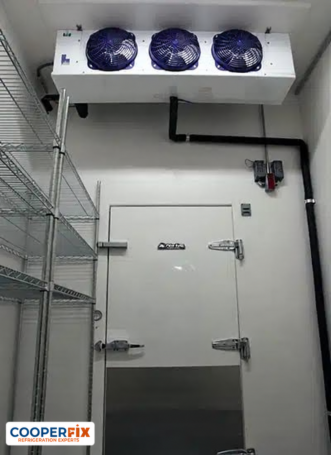Three-fan evaporator above the access door of a refrigerated room